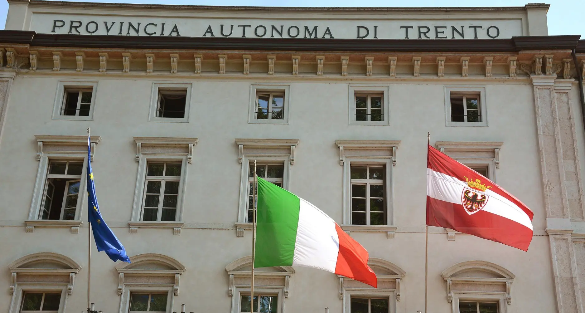Aumento per i dirigenti provinciali, stipendi fino a 240 mila euro, sale la protesta