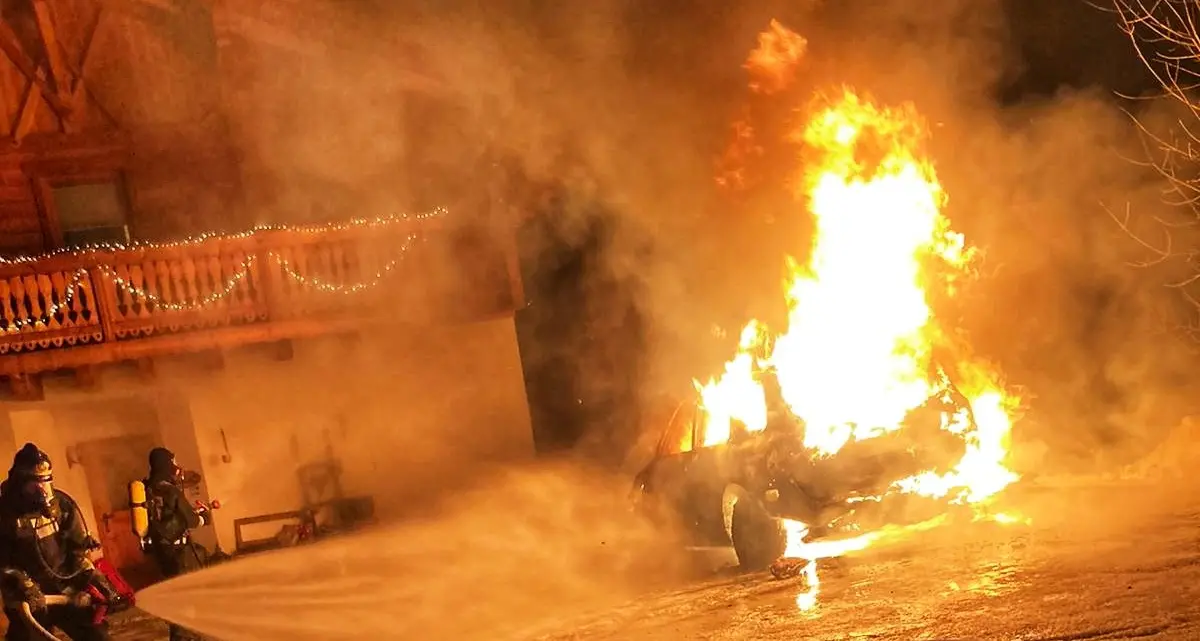 Auto in fiamme nel cortile di casa: l'intervento alle tre di notte in Alta Valle Isarco