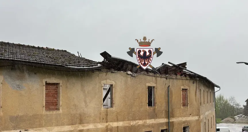 Strigno, crolla il tetto di un'ex fabbrica, dismessa da anni