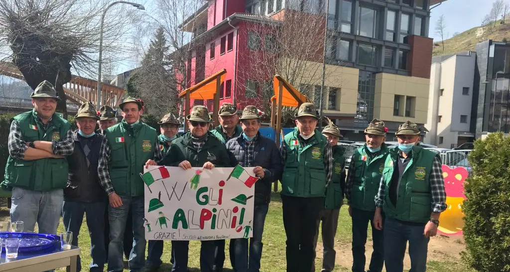 Gli alpini della sezione Bleggio donano uova di Pasqua agli asili della zona