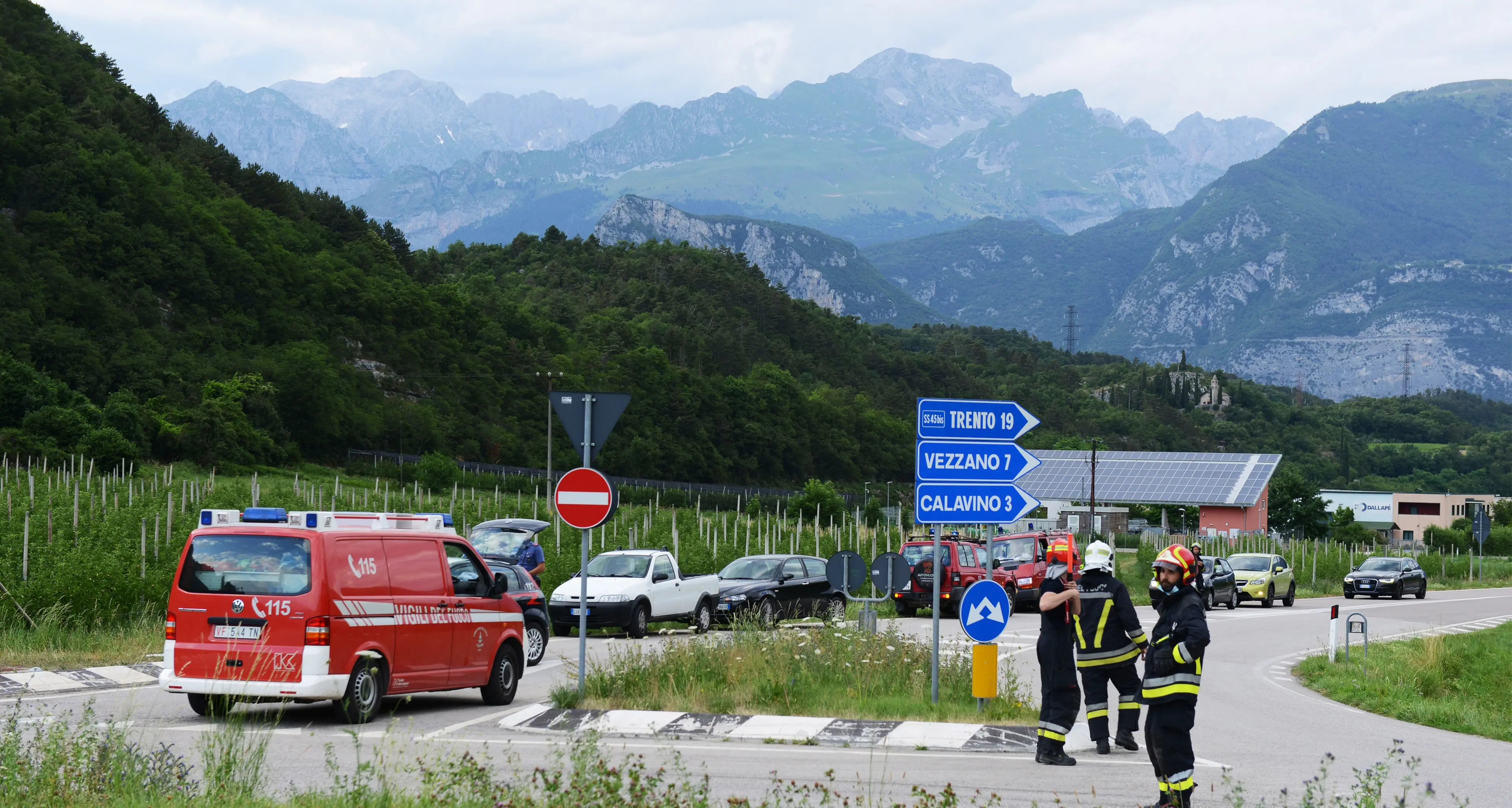 Schianto fra auto e furgone a Lasino, sette persone coinvolte, fra cui tre bambini piccoli