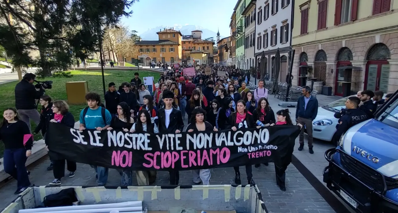 Corteo dell’8 marzo a Trento: in tanti alla manifestazione di Non una di meno