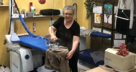 Lavanderie artigiane, un servizio essenziale: «Siamo aperti e potete venire a portarci i capi»