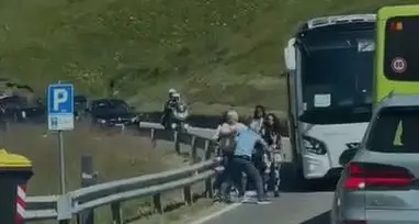 Passo Sella, due pullman restano incastrati: gli autisti scendono e se le danno
