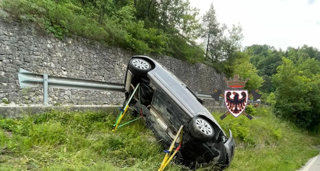 Ton, scontro tra due vetture: auto fuori strada e traffico rallentato