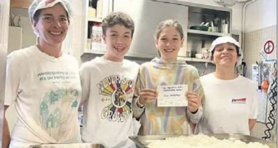 Gesto di cuore di Anna e Federico: i due ragazzi hanno donato i guadagni del Mercatino al Punto d’incontro
