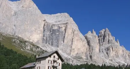 Incrodato sul Catinaccio, raggiunto e salvato dal Soccorso Alpino: illeso