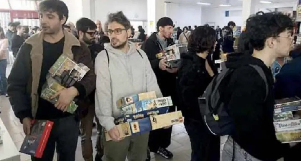 Oltre un'ora di fila in negozio per comprare giochi da tavolo