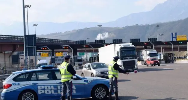 A22, la Stradale blocca la banda di ladri che \"ripulivano\" i camper nelle aree di servizio