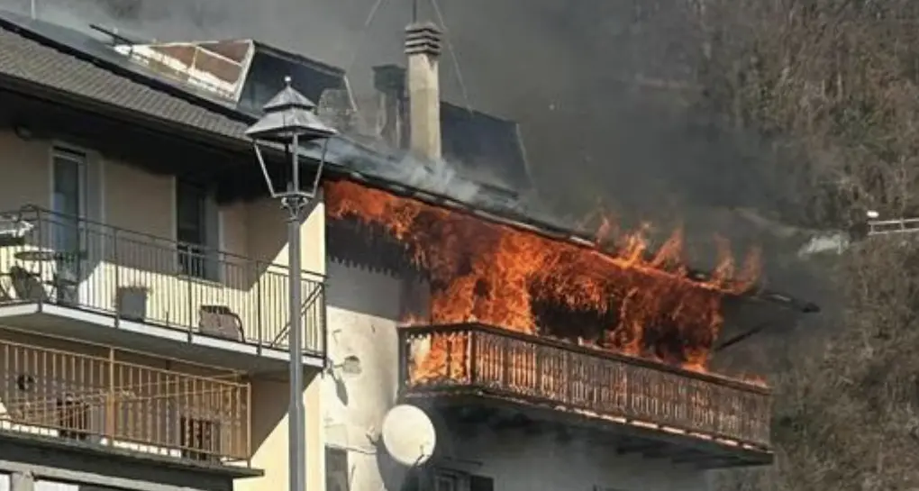 Incendio in una casa nel centro di Telve: gravi i danni