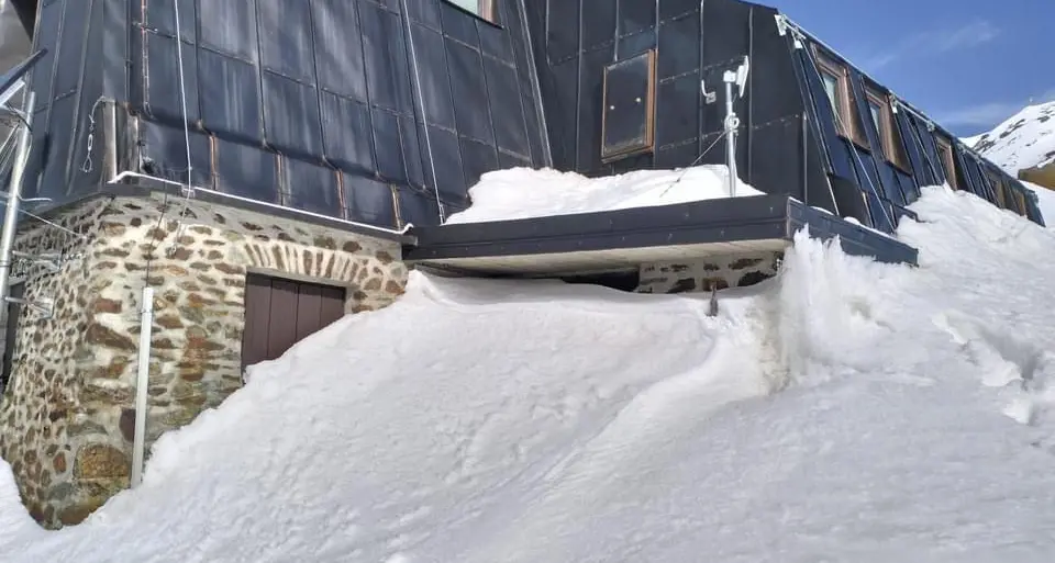 Anche il rifugio Vioz sepolto di neve: «Aprire? Vediamo, va spalato il percorso, ci aggiorniamo» - FOTO