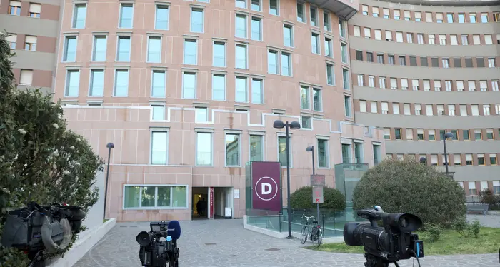 Berlusconi è stabile, i figli sono sempre con lui. Fonti mediche: possibile leucemia