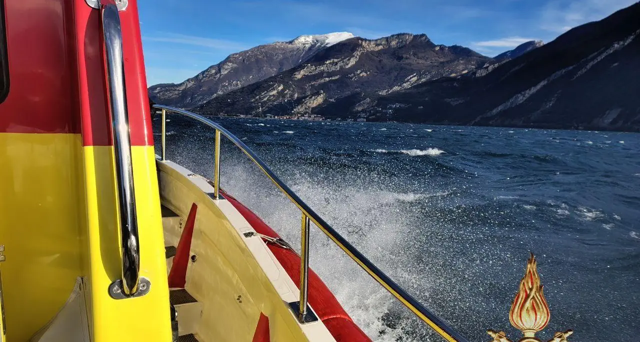 Lago mosso e vela spezzata: intervento d'emergenza per salvare un surfista in difficoltà