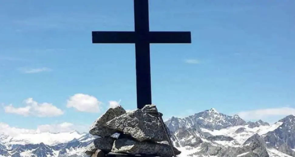 Croci in vetta, bufera sul Cai. I ministri Santanchè, Zangrillo e Salvini insorgono contro la rimozione