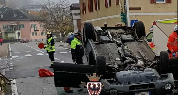 Paura a Panchià, auto finisce contro un parapetto e si ribalta: ferito un 77enne