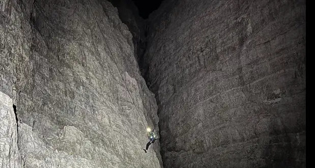 Le corde si incastrano durante le “doppie”: due alpinisti bloccati in parete al buio in Brenta