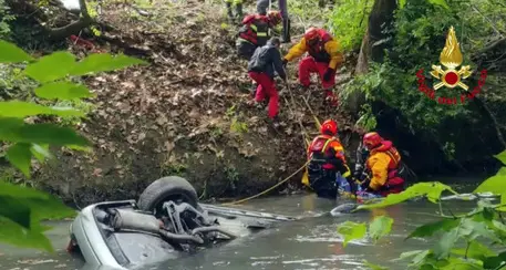 Auto finisce capovolta nel fiume a Padova, una persona morta