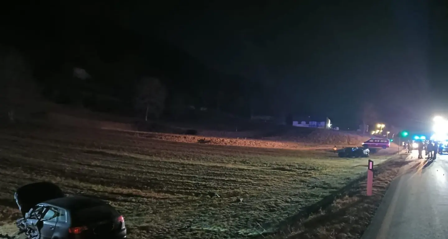 Scontro fra auto e pickup sulla retta di Lardaro, due feriti nella notte, i mezzi fuori strada nei campi