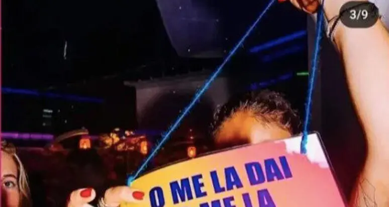 Cartelli sessisti alla festa in discoteca fiorentina, esplodono le polemiche