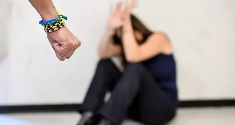 La denuncia di una 20enne: «Violentata da due amici conosciuti tramite social»