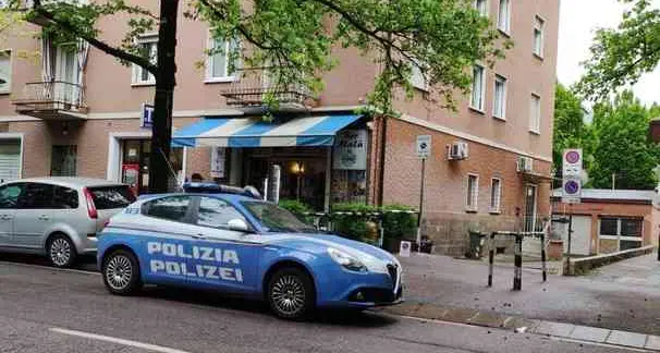 Incredibile a Bolzano: esce da un bar e si mette a sparare contro una finestra, caccia all'uomo
