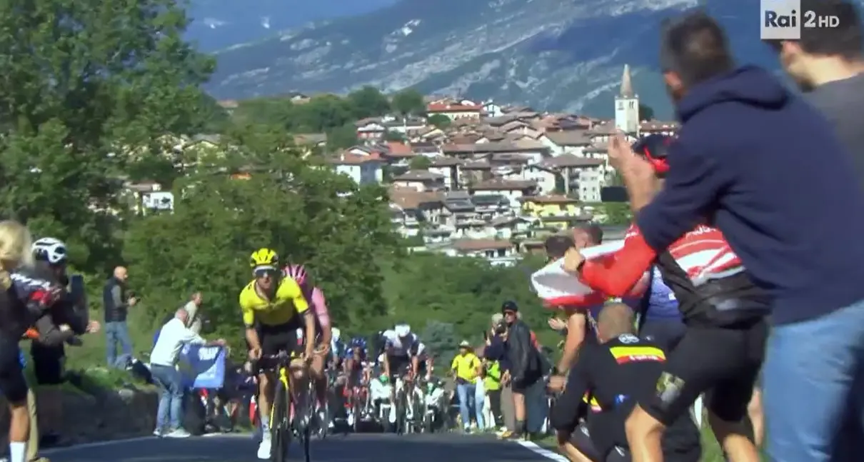 Giro d’Italia, Sul Baldo una tappa storica: trionfo di Scaroni clamoroso ritiro di Roglic, crollo di Ayuso