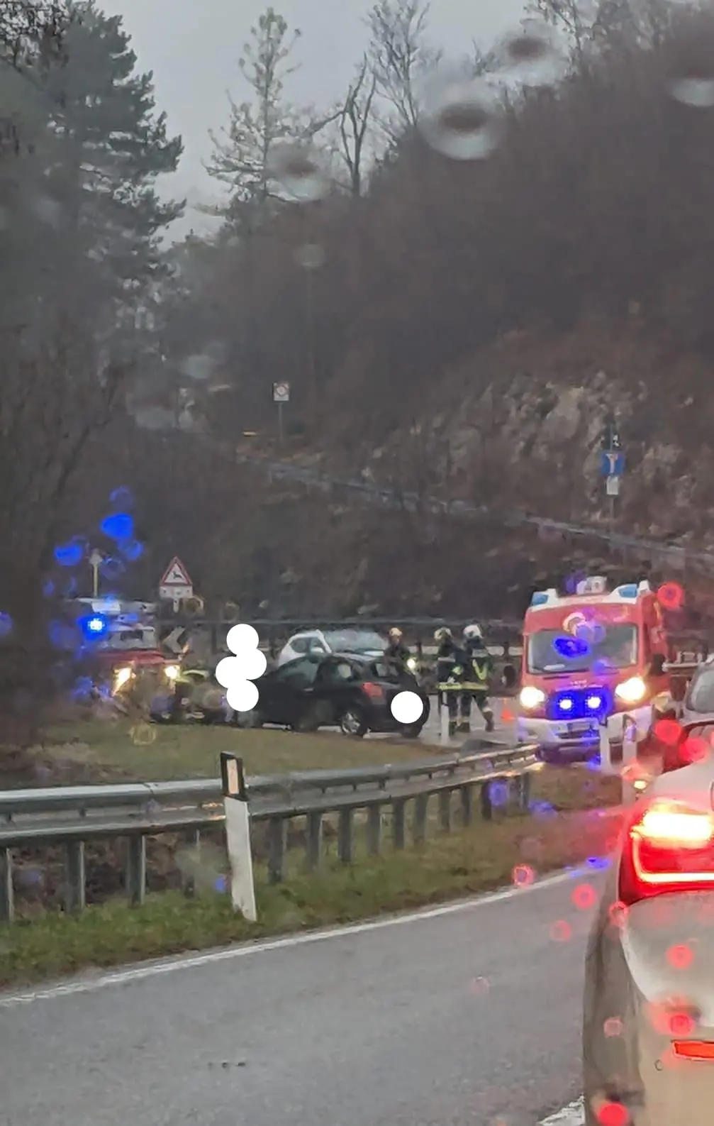 Auto fuori strada tra Vezzano e Vigolo Baselga, pesanti disagi alla circolazione