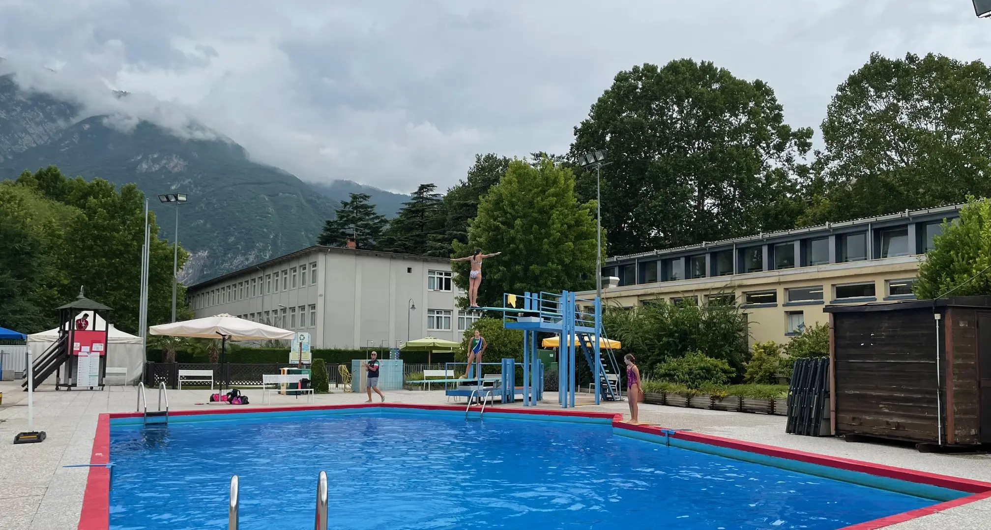 Fa caldo, le piscine di Trento tengono aperto per un'altra settimana