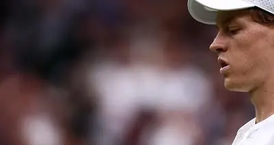 Jannik ko al quinto set, Medvedev in semifinale a Wimbledon