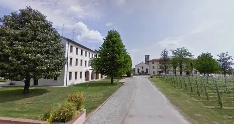 Tragedia in Veneto: un enologo di Bassano cerca di salvare il collega e annega nel vino