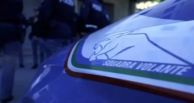 Un ragazzo di 22 anni accoltellato e rapinato a Milano, resta invalido: 5 ragazzi arrestati