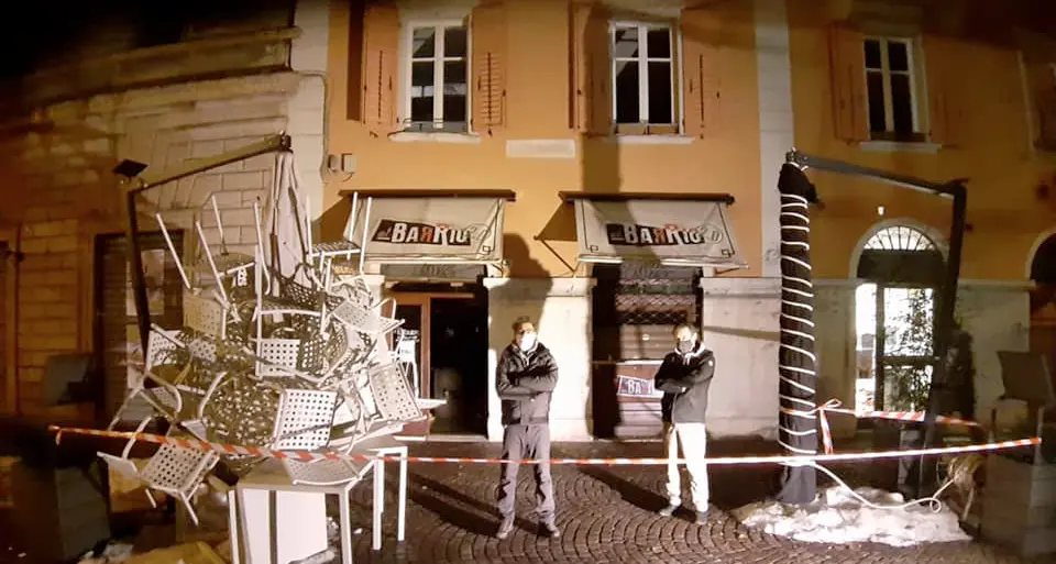 I tavoli dei bar del centro storico di Trento vanno a ruba. Letteralmente
