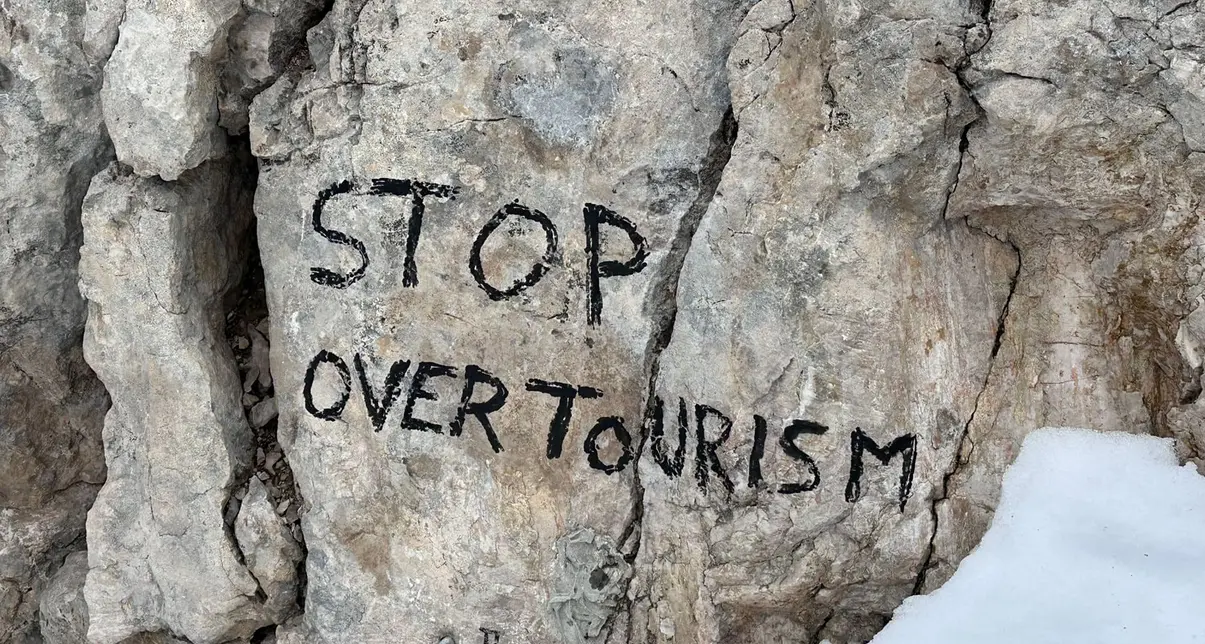 «Stop overtourism»: nuove scritte contro i turisti sulla roccia del Piz Boè