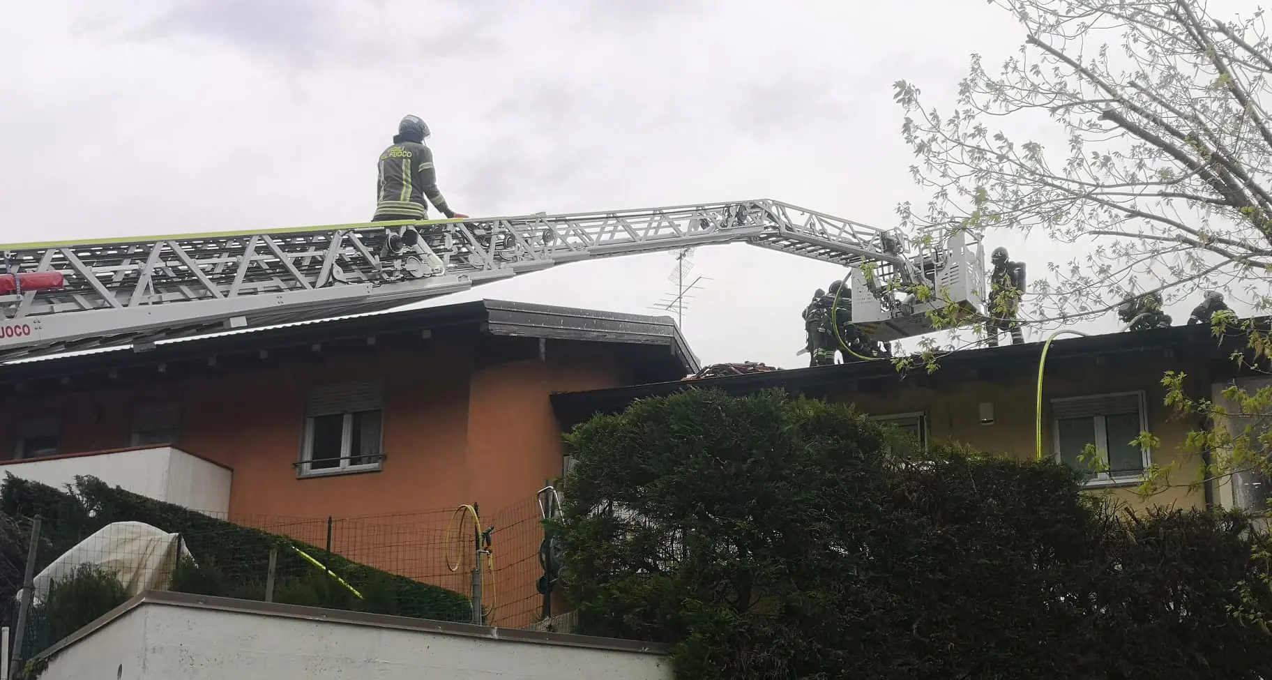 Tetto in fiamme in una villa a Volano: il rogo è partito dalla canna fumaria