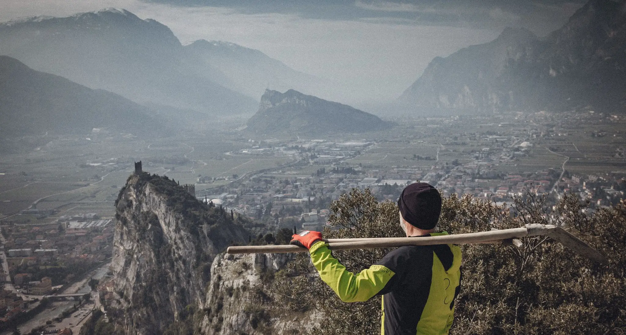 Sul Garda arrivano i \"Rangers\" dell'Apt per mantenere i sentieri (sono tre operai del Progettone)