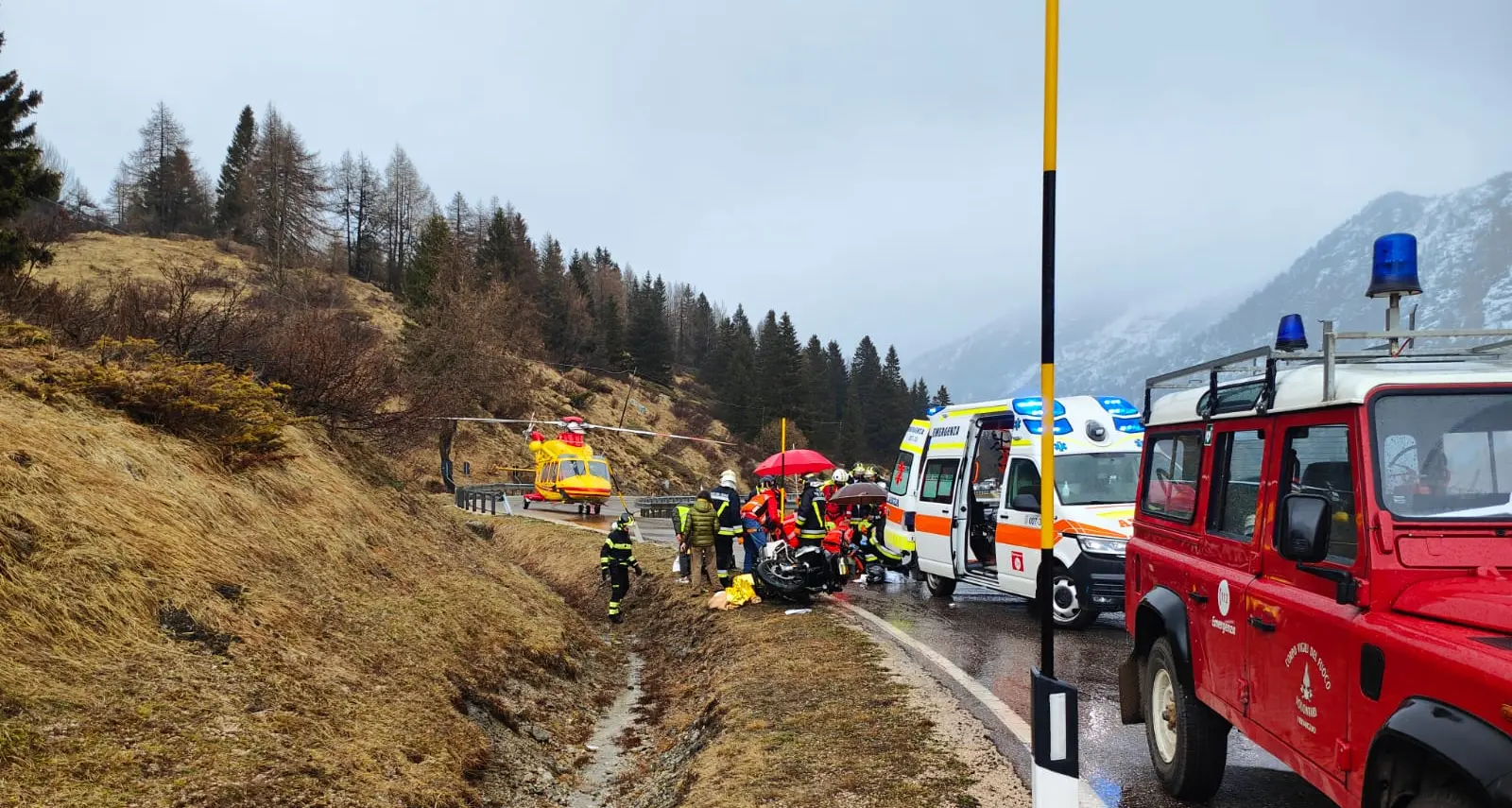 Coppia di turisti cade con la moto e finisce nel fossato: la gamba della donna schiacciata dal mezzo
