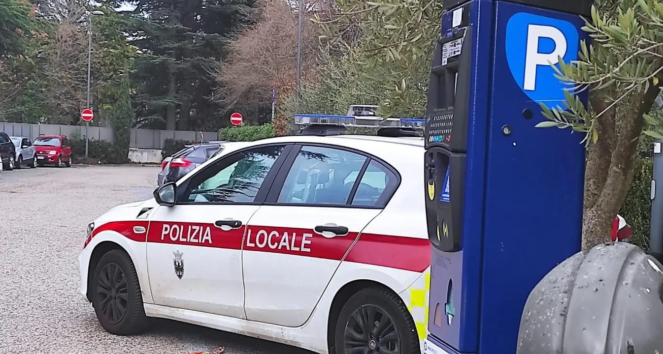 Parcheggiatore abusivo “pizzicato” sul più bello dagli agenti in borghese, a due passi dall’ospedale