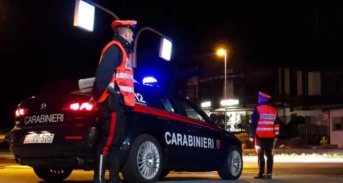 Val di Non, i carabinieri fermano due uomini a bordo di un’auto rubata: sequestrati attrezzi da scasso