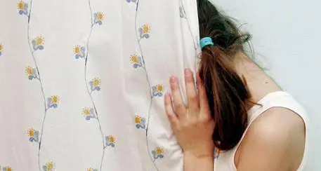 Orrore a Trento: arrestato un uomo di 38 anni accusato di aver compiuto violentato le due figlie di 9 e 5 anni