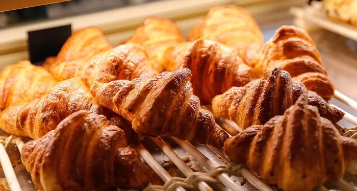 Treviso, pasticceria fa pagare 10 centesimi per tagliare a metà le brioche: polemiche