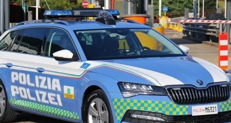 Parcheggiano la Porsche spacciandosi per poliziotti, denunciati