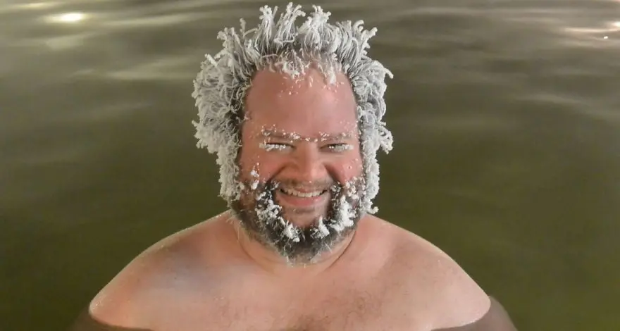 Il Festival dei capelli ghiacciati: in Canada il freddo diventa arte, e in testa sculture bianche – LE FOTO