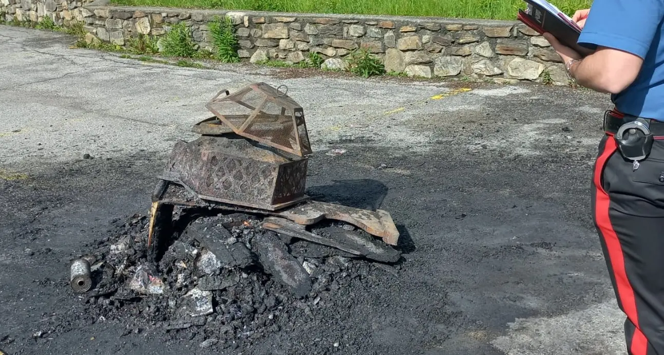 Val di Peio: per ripulirla svuota la cantina e dà fuoco ai rifiuti in strada, denunciato