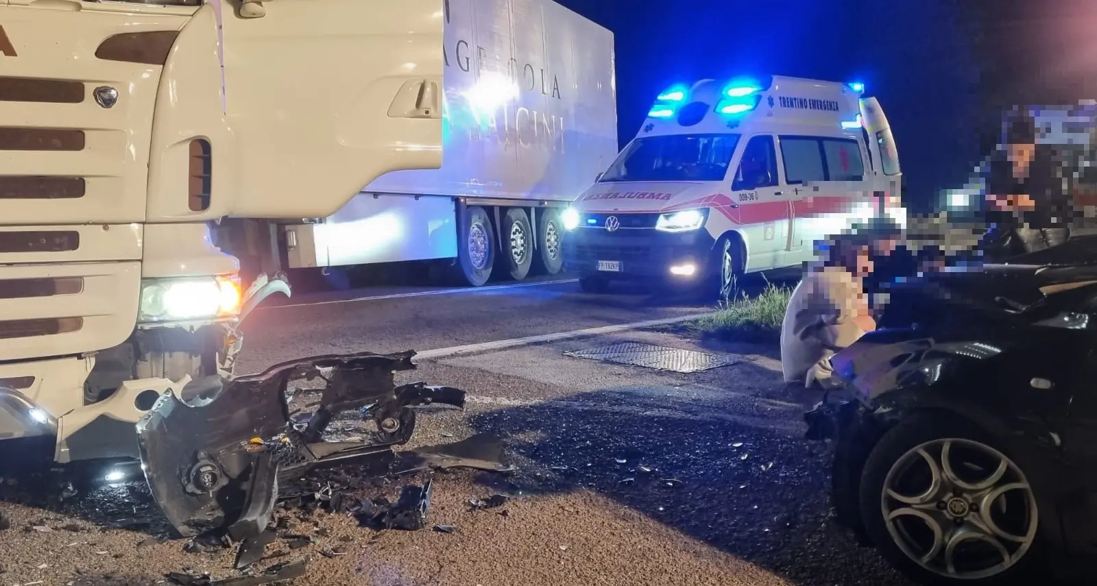 Violento scontro nella notte tra un camion e un’auto a Dro: cinque ragazzi feriti, un 19enne in condizioni critiche