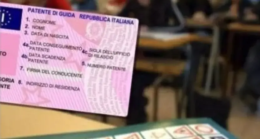 All’esame per la patente con un nano-auricolare inserito all’interno dell’orecchio