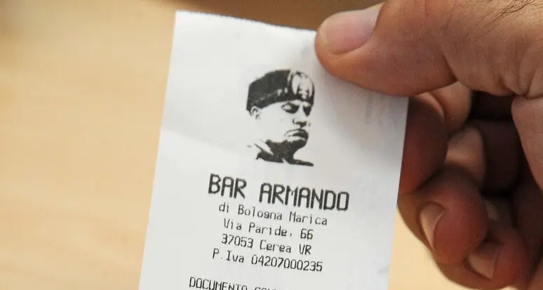 Sullo scontrino il duce, polemica in Veneto. La titolare del bar: “Credo in quanto ha fatto Mussolini”