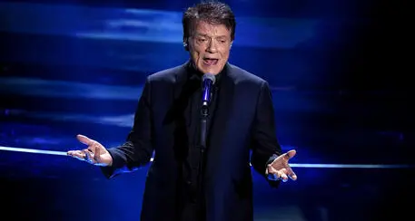 Paura per Massimo Ranieri: il cantante cade dal palco durante uno spettacolo a Napoli