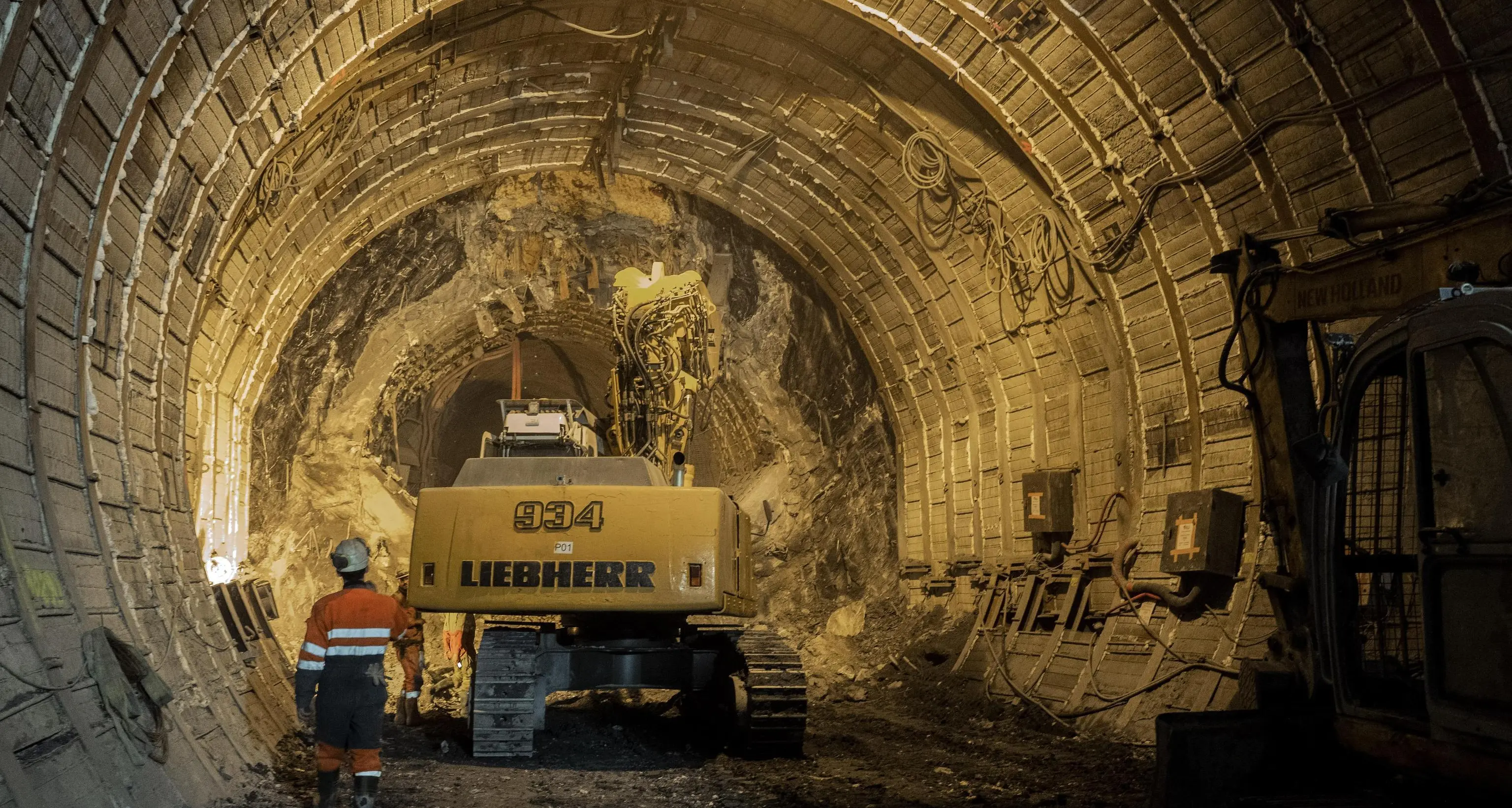 Incendio alla fresa del tunnel del Brennero, operai in salvo, complessa operazione dei vigili del fuoco a 12 chilometri dall’imbocco