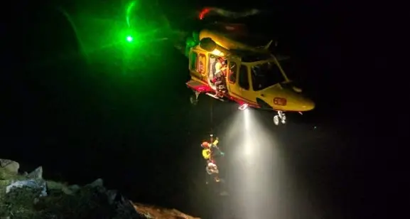 Cavalese, esce di strada e si schianta contro un albero, gravissimo un ventottenne della Val di Fiemme