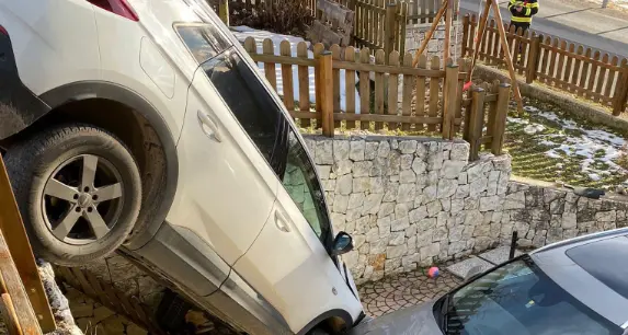 Per vedere il drago Vaia, precipita dalla stradina della frazione con l'auto e distrugge una macchina parcheggiata